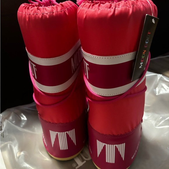 New MOONBOOTS. Still have tags. great for ski trips and colder states. - Picture 3 of 8